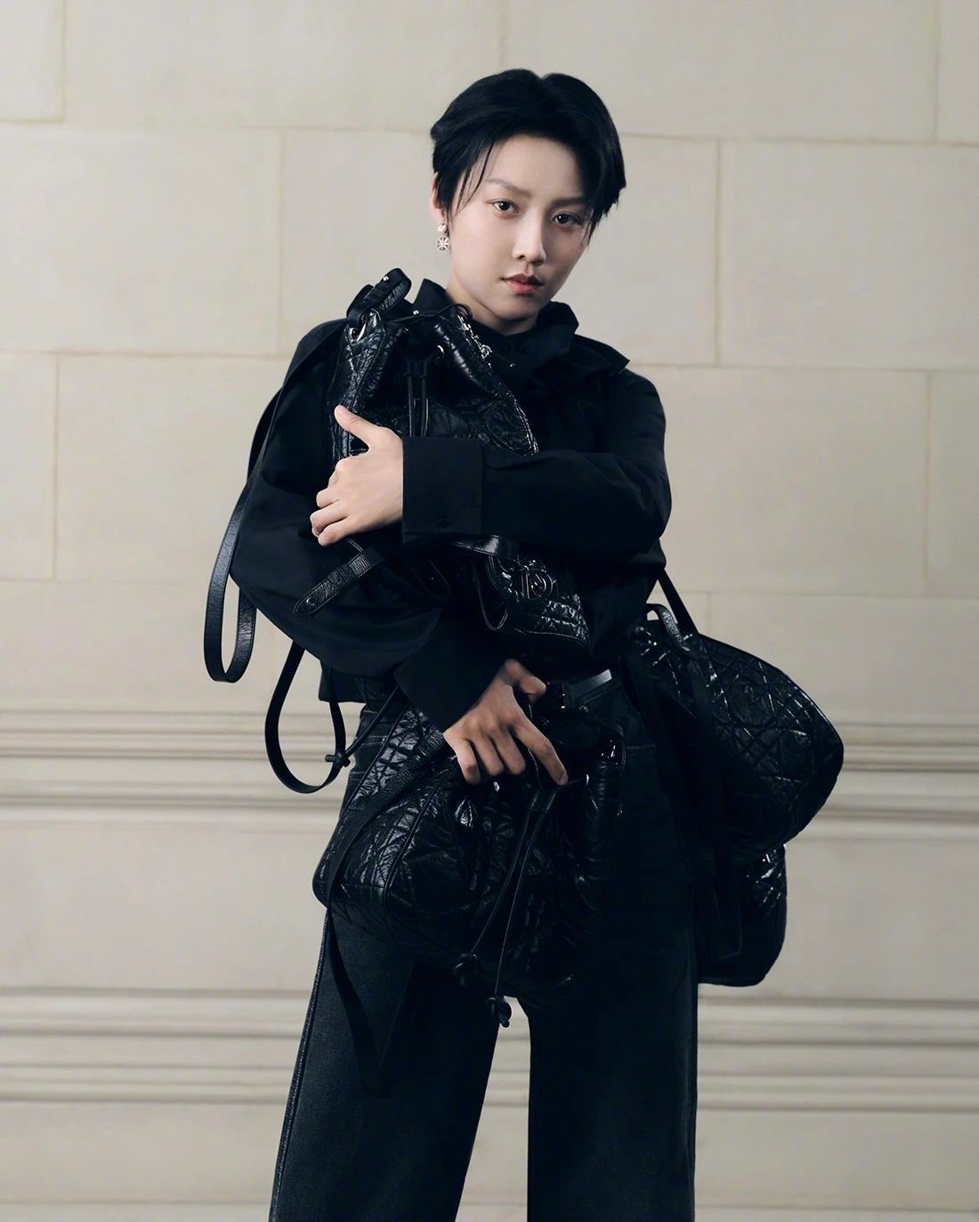 Dior全球品牌大使演绎 D-MOTION 系列手袋大片，All Black 时