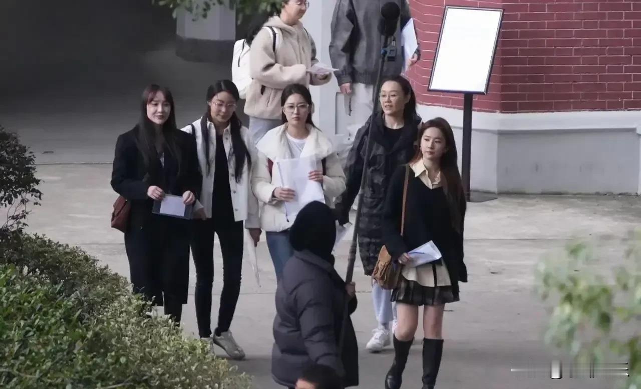 刘亦菲真实的模样，脸圆圆的，身材有点微胖，本人干干净净的脸，很秀气的感觉。离开美