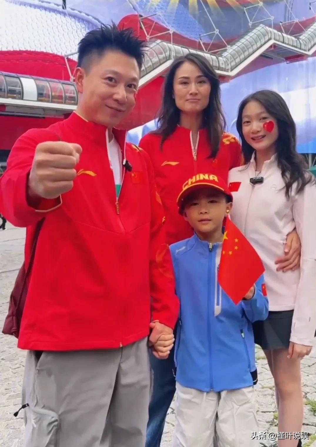 #李小鹏一家四口为中国队加油# 
李小鹏携老婆和孩子一起为中国队加油！女儿奥莉和