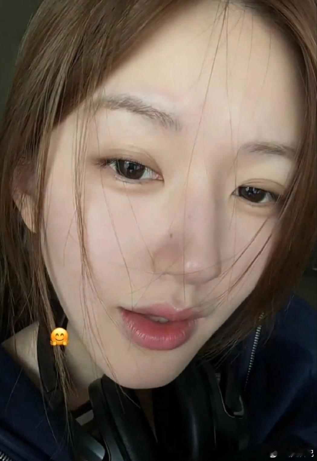 赵露思发怼脸照，怼得这么近，皮肤还这么好，真是让人羡慕！ ​​​