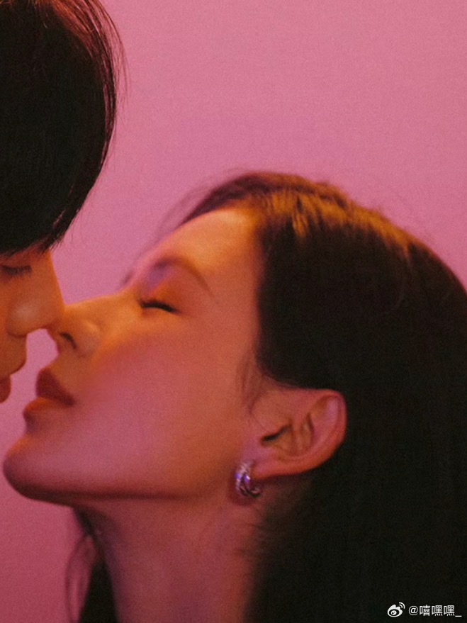 1200张予曦真的自带明艳氛围感，五官精致又有辨识度，古装现代装都能轻松驾驭。演