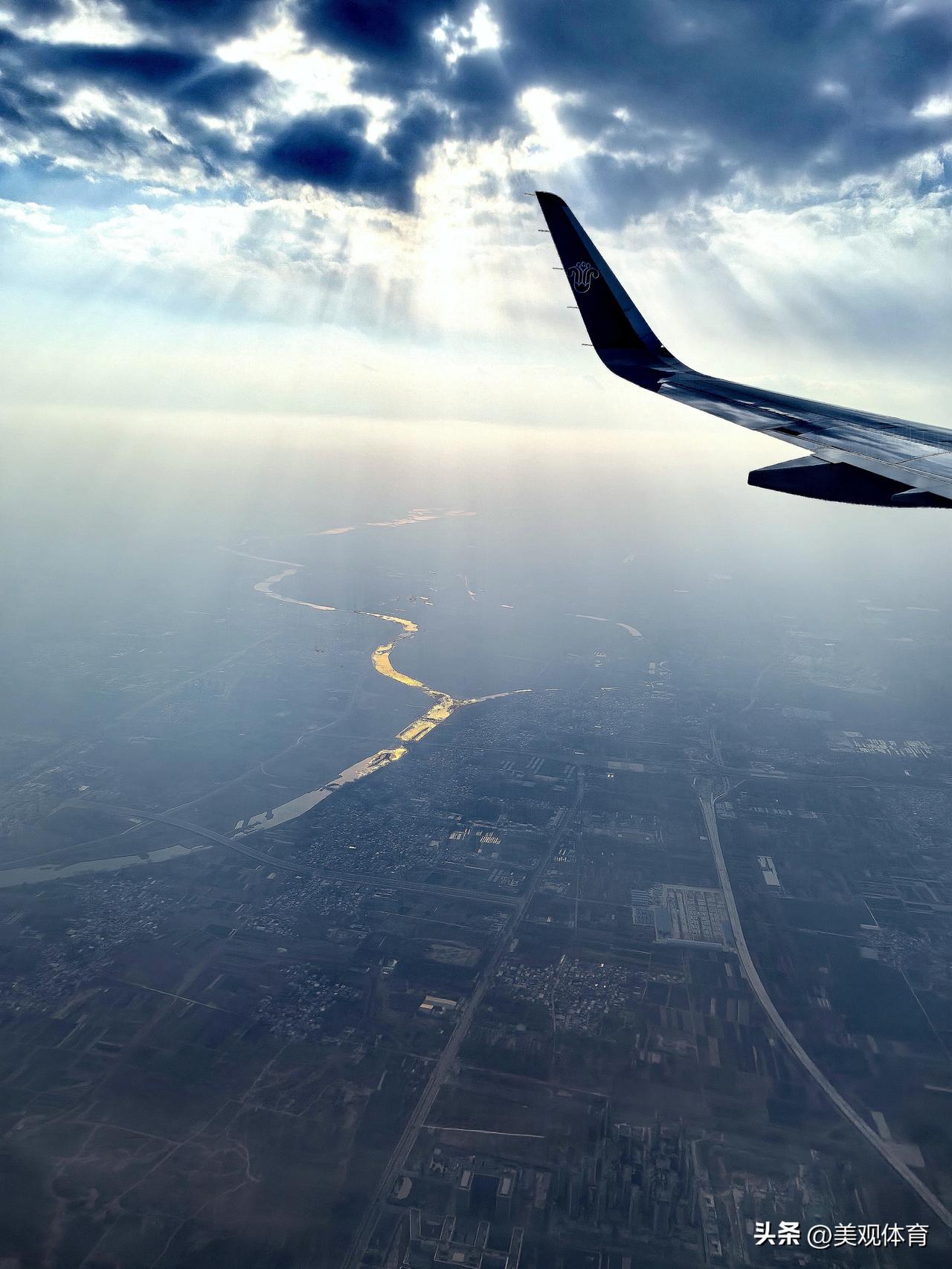 一条河流蜿蜒穿过城市，从飞机上观察城市空间结构是一个不错的视角，不过观察时间稍瞬