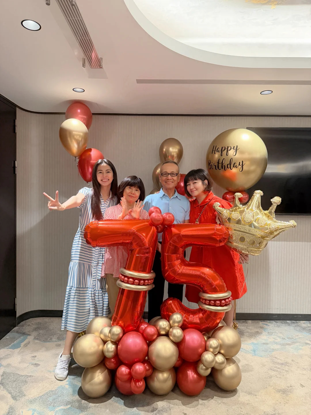 任家萱为任爸庆祝75岁生日，看到Selina现在健康快乐的生活着，真好！ 