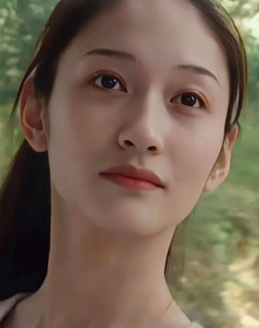 李小冉，天生丽质。
还记得《像雾像雨又像风》里那个温婉可人的旗袍女孩安琪吗？
也