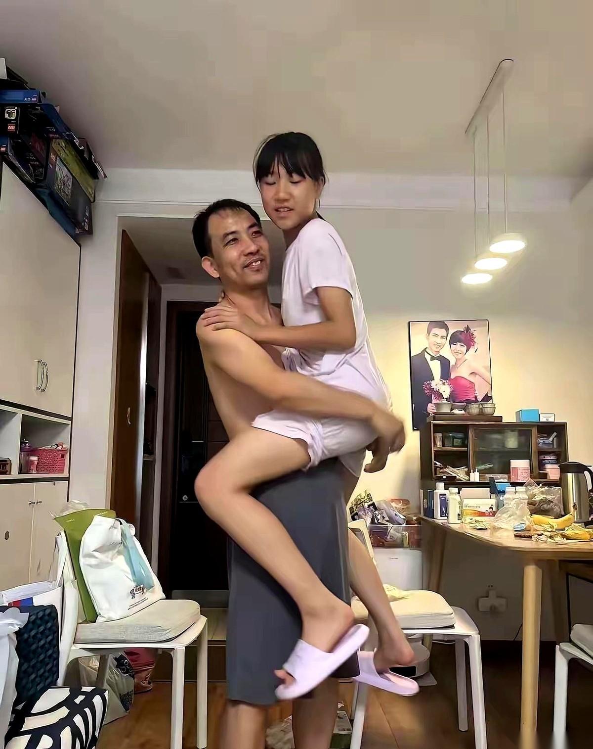二十大几的大姑娘，像只巨型考拉一样整个人挂在老父亲身上。
旁人看着直皱眉，老父亲
