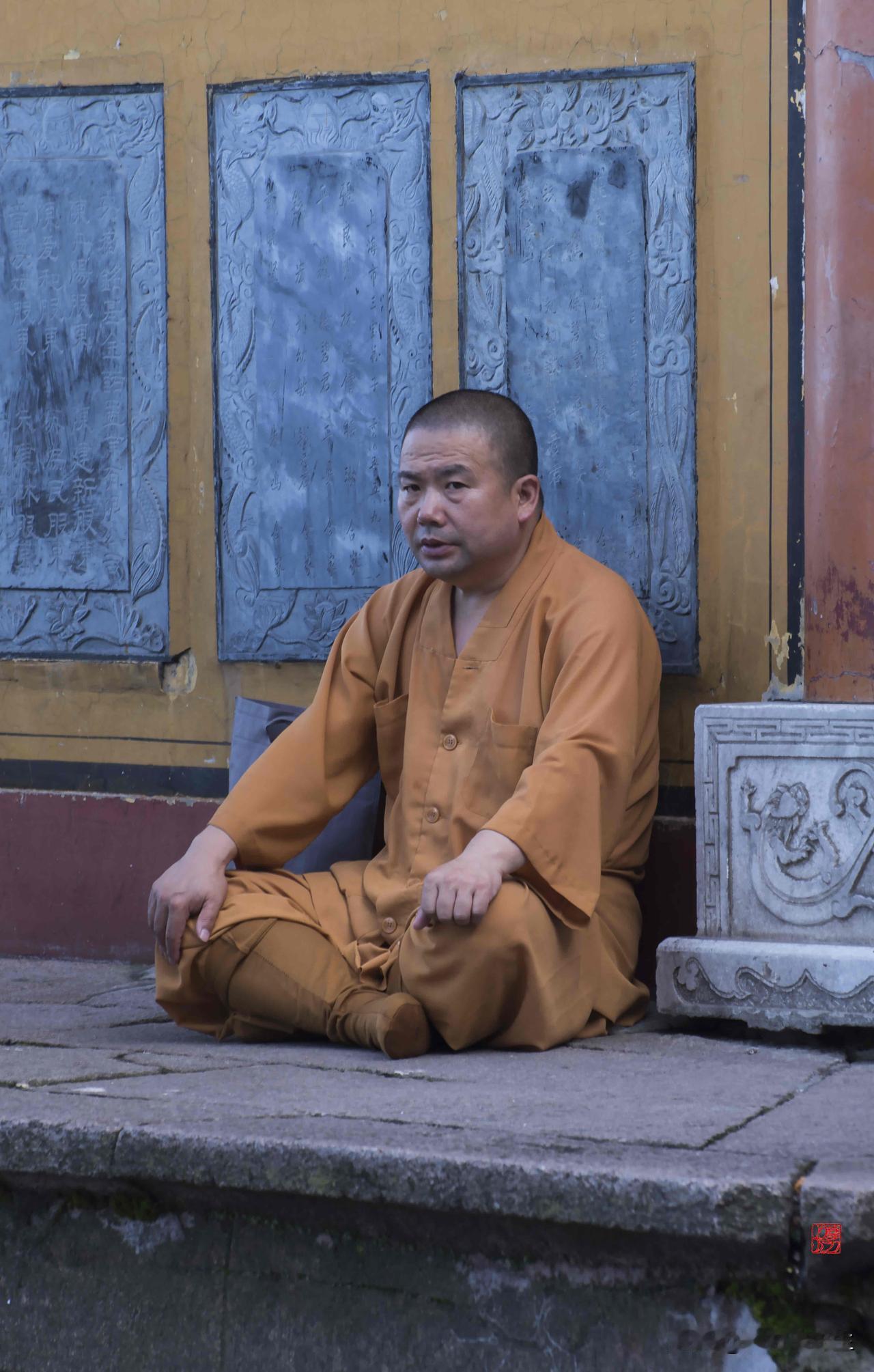 青山环抱古寺，游人步履匆匆。一袭僧衣，穿行于烟火与梵音之间，于喧嚣之中，守住内心