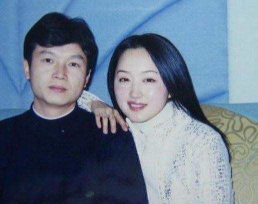 谁的青春里，没有杨钰莹的歌声？
当年就因为一身动人打扮，赖文峰一眼心动，深深爱上