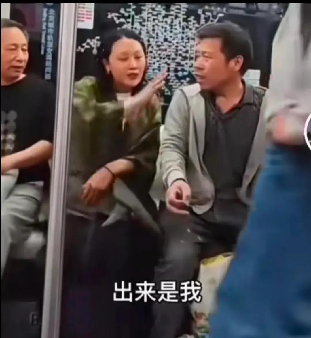 地铁上，为农民工打抱不平的小姐姐，真的美炸了，她的一个举动能够让农民工大叔温暖好