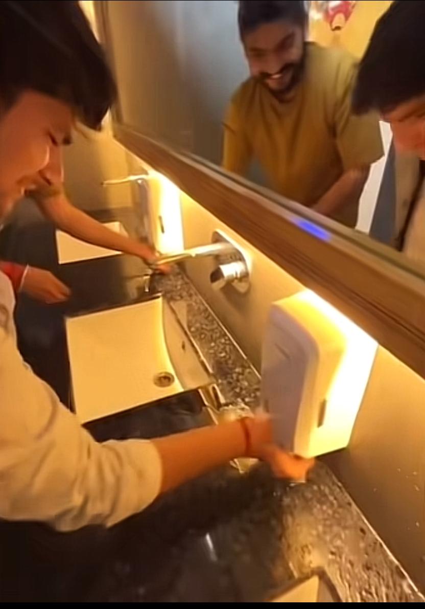 印度人在日本公共厕所里面拼命挤洗手液，日本网友十分愤怒
两名印度人在洗手池不停地