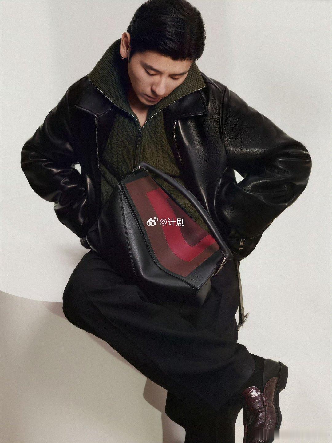 蒋奇明我希望人能活得疯一点 他的东北口音在采访里时不时冒出来，带着一种接地气的亲