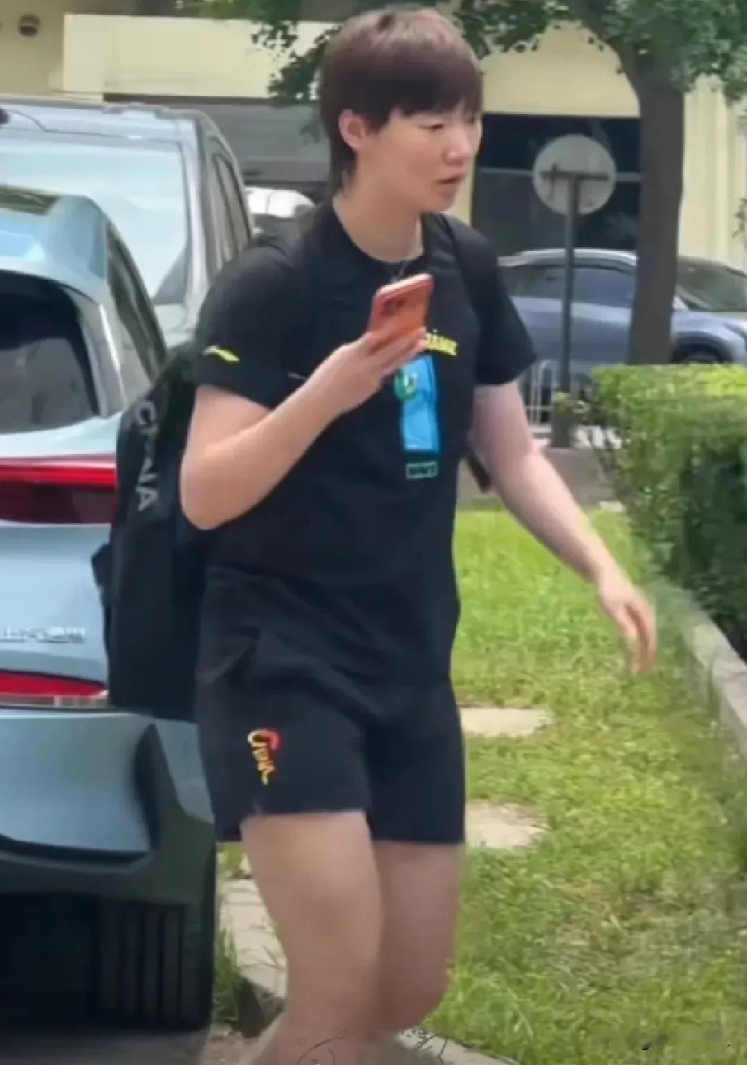 6月12日，国乒女队主力王曼昱，这位在赛场上叱咤风云的奥运冠军，最近凭借一记“软