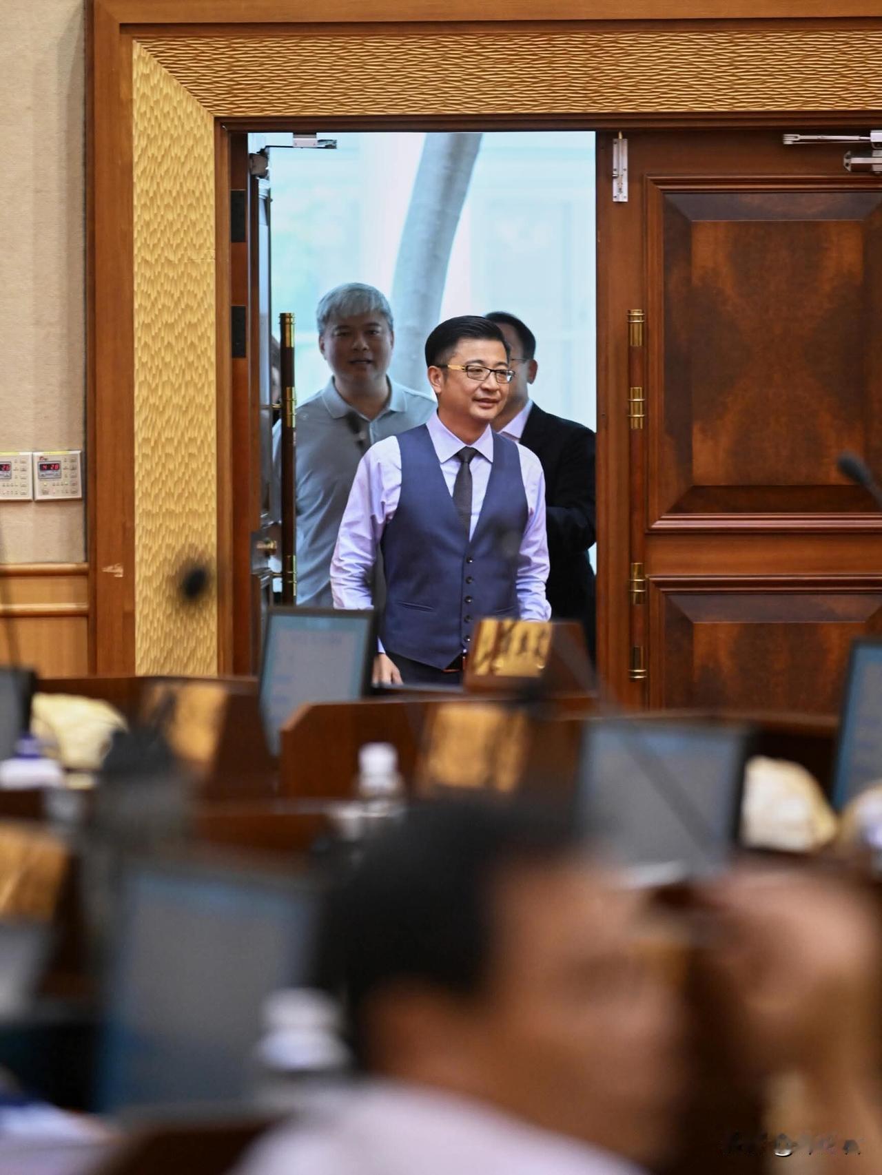 昨（18）天彰化县议会第20届第7次定期会开幕。彰化县议长谢典林神清气爽。了，终