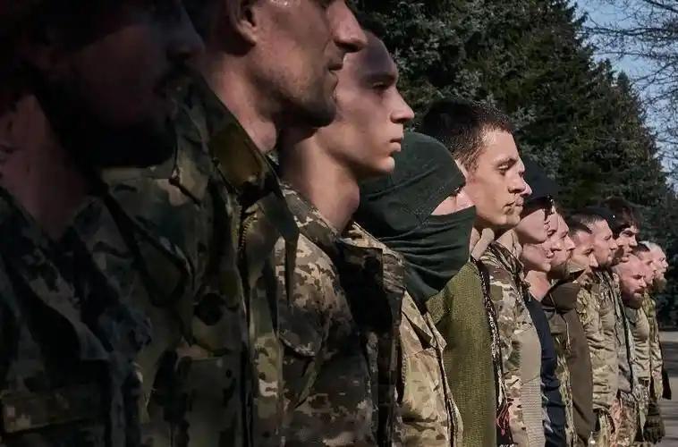 俄媒曝出“反向众筹”炸征兵办：乌克兰后方的民心裂痕，已经藏不住了

最近俄罗斯官
