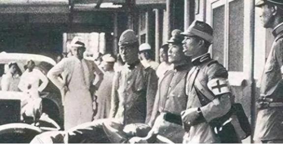 1941年3月，一中国女人四肢被固定在731部队的手术台上，全身的衣服被撕烂，嘴