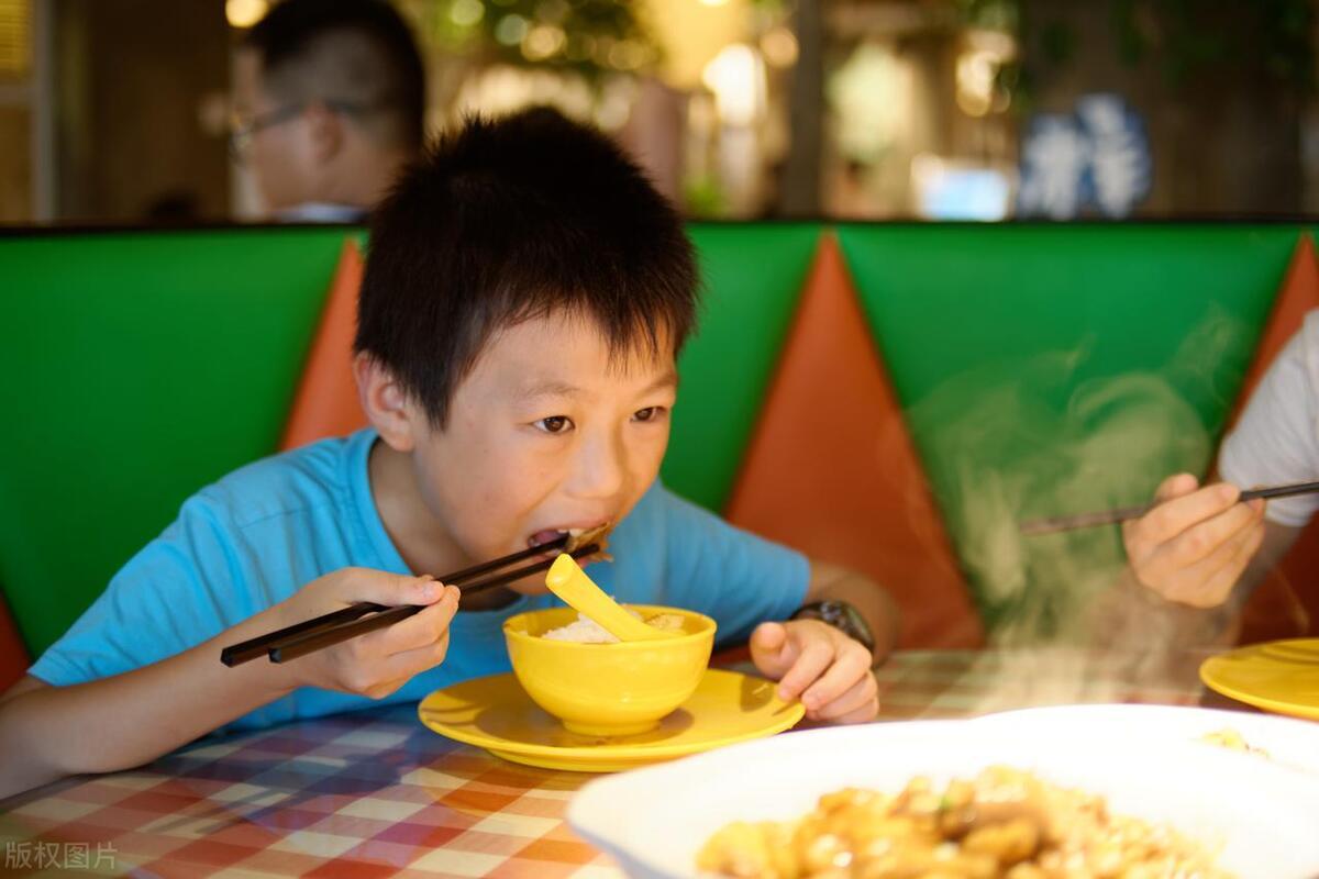 在幼儿园很乖，回家就挑食？专家支招破解3类挑食宝宝
孩子在幼儿园和在家的表现差异