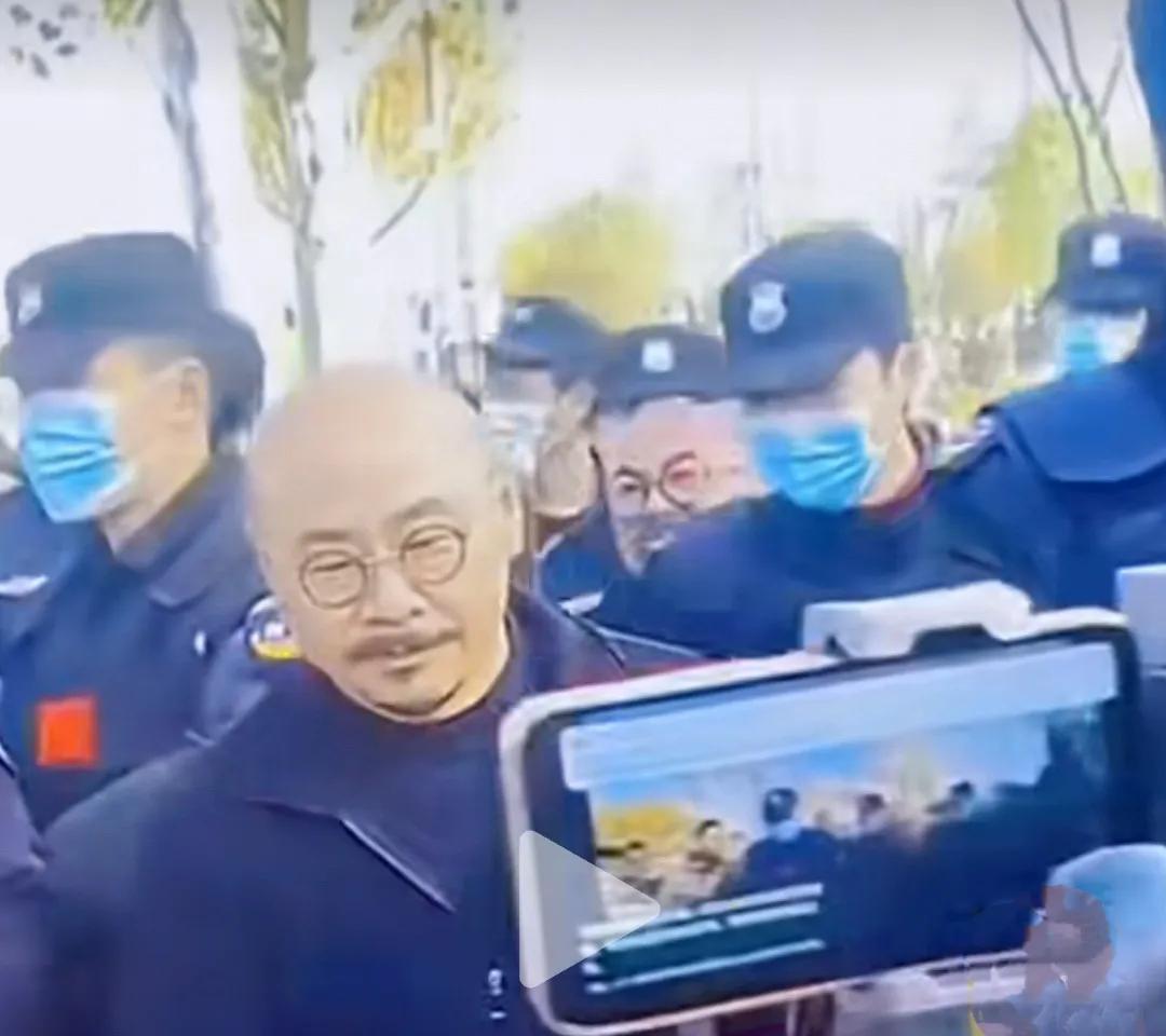 惊现两刀郎，到底那个是假的，刀郎合肥演唱会场馆外出现“假刀郎”，这给人弄得云里雾