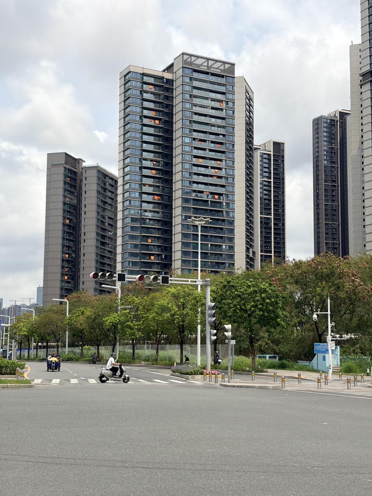 云海湾这个楼盘算是完了，[泣不成声]业主这样一搞，还怎么卖得出去？