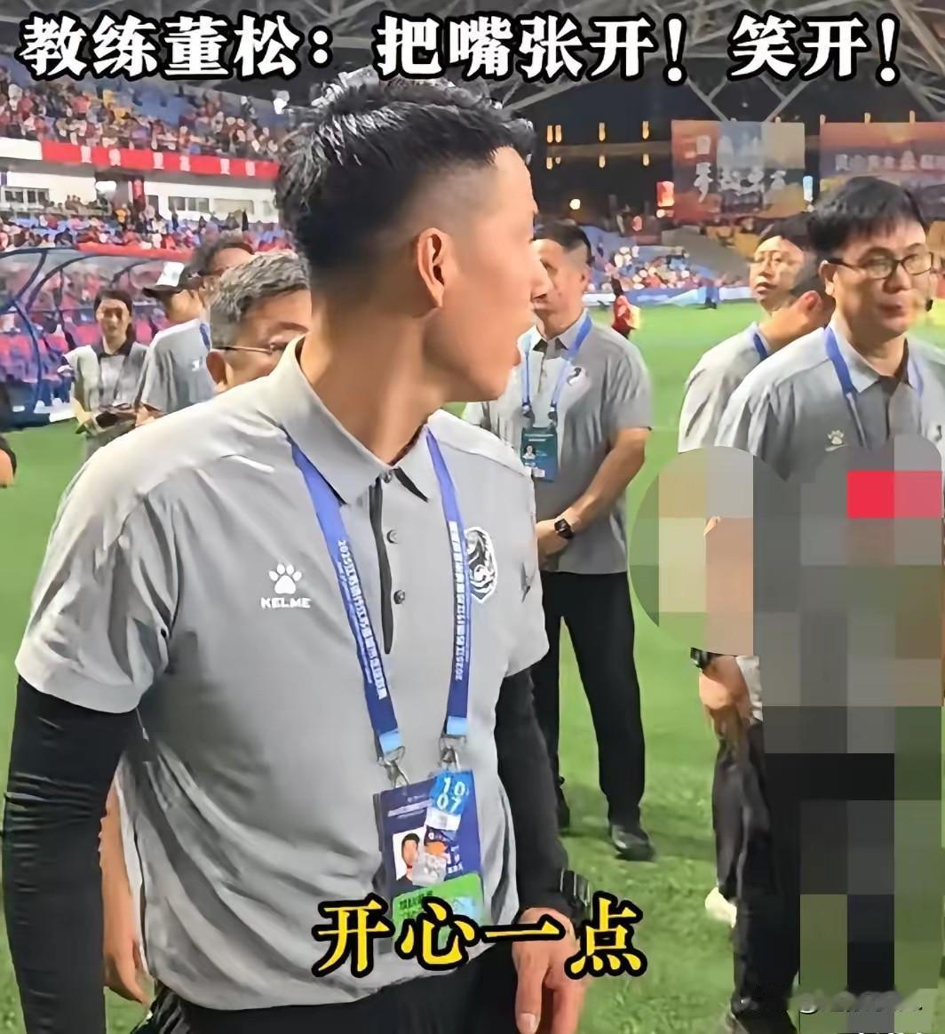 淮安队的球员们站在绿茵场上，汗水混着草屑粘在球衣上，0:5的比分像块石头压在每个