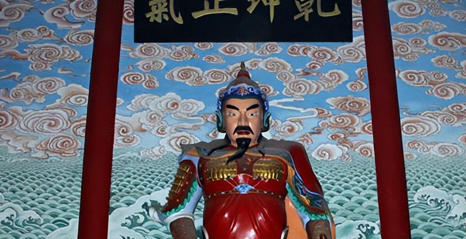 张巡是进士出身，因为不乐意去捧杨国忠的臭脚，所以官职一直不高，到安史之乱爆发的时
