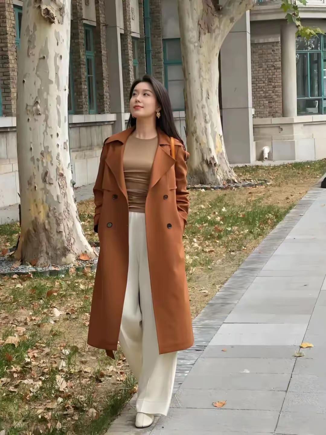 秋日漫步，暖阳洒落，优雅穿搭，自在悠然。