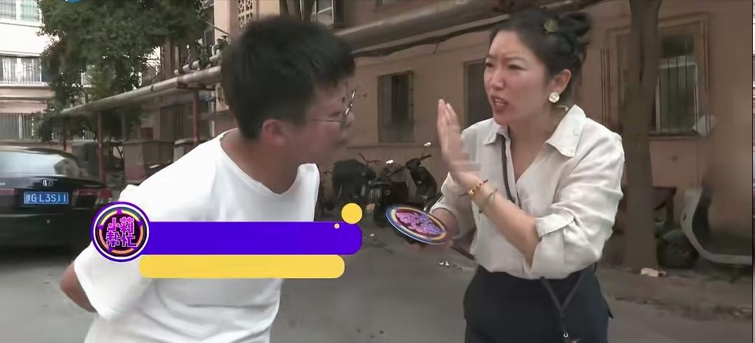 张女士开着妹妹的车，带着奶奶、姑姑一家去旅游。路上，姑夫开车的时候，出了事故。坐