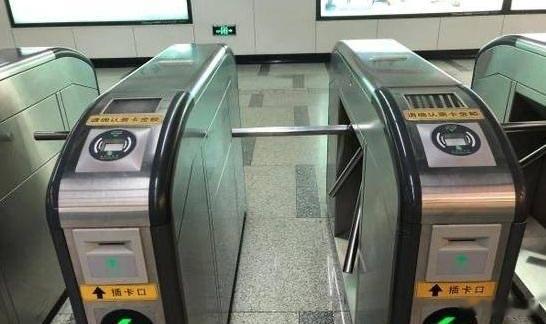 严打地铁逃票东莞地铁2号线东城站，6名年轻人翻越闸机，换来的是治安处罚。官方通报