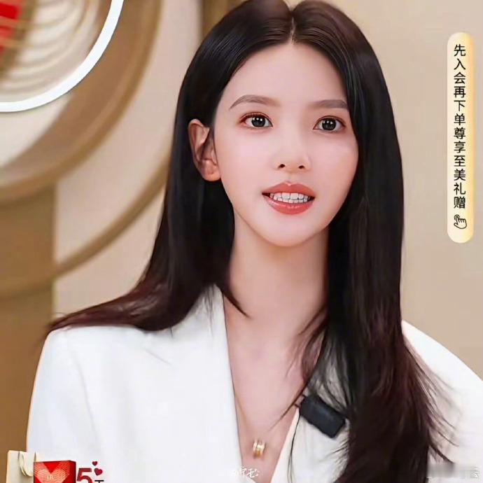 兔子明星分析章若楠被直播间美颜吓到章若楠近三年流年运势：🔥2026：烈火淬炼｜