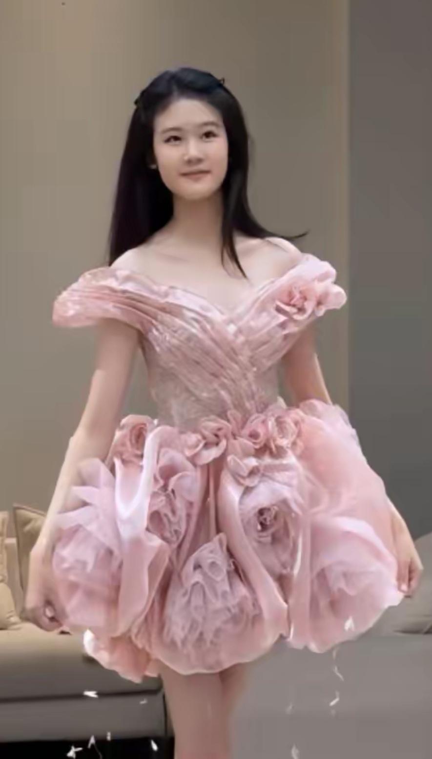 这个美少女的爸爸是有名气的演员，年轻的时候是帅哥。姑娘模样像爸爸。能看出来这是谁