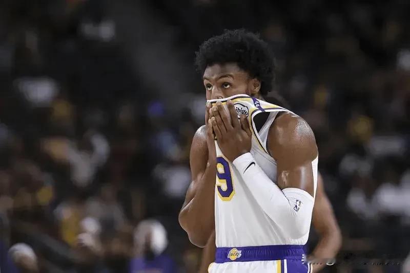 布朗尼……实在不行，就去发展联盟试试吧。
今日，NBA季前赛湖人客场挑战雄鹿，虽