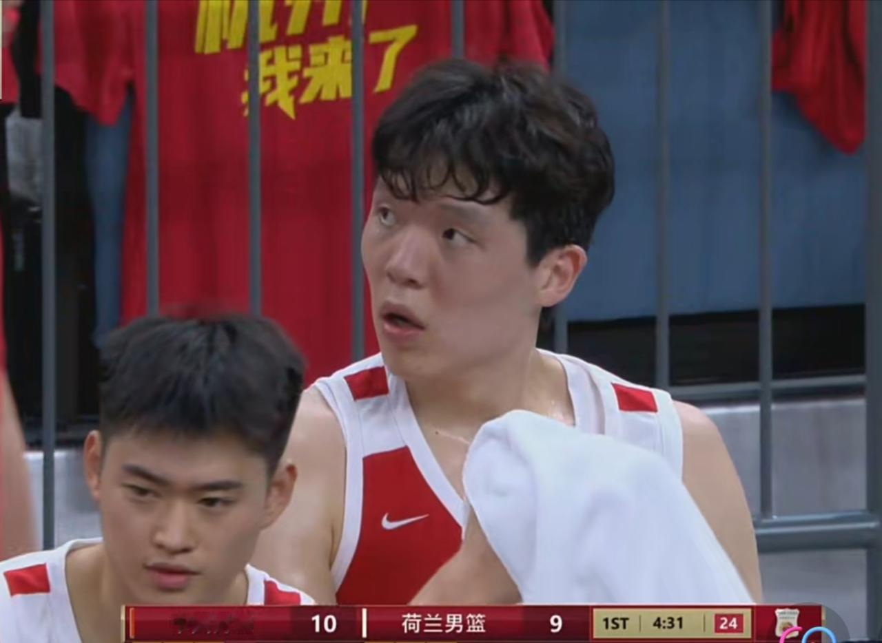 中国男篮与荷兰的热身赛刚刚结束，最终我们65：60战胜了对手，比赛中暴露的问题非