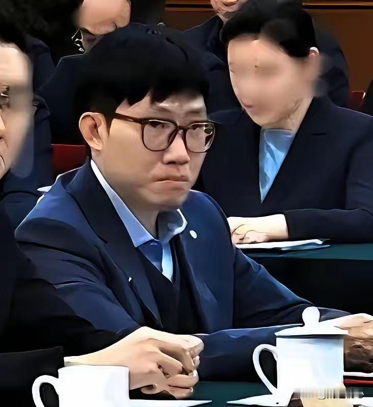 散户：你就是梁蚊蜂？
梁文锋：你字写错了
散户：别逼逼了
梁文锋：你找我啥事嘛？