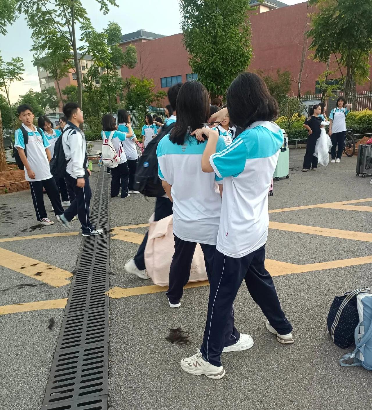 为了防止同学恋爱，
一男孩“剪了两次”才勉强过关。
学生发型提出明确要求，男生要