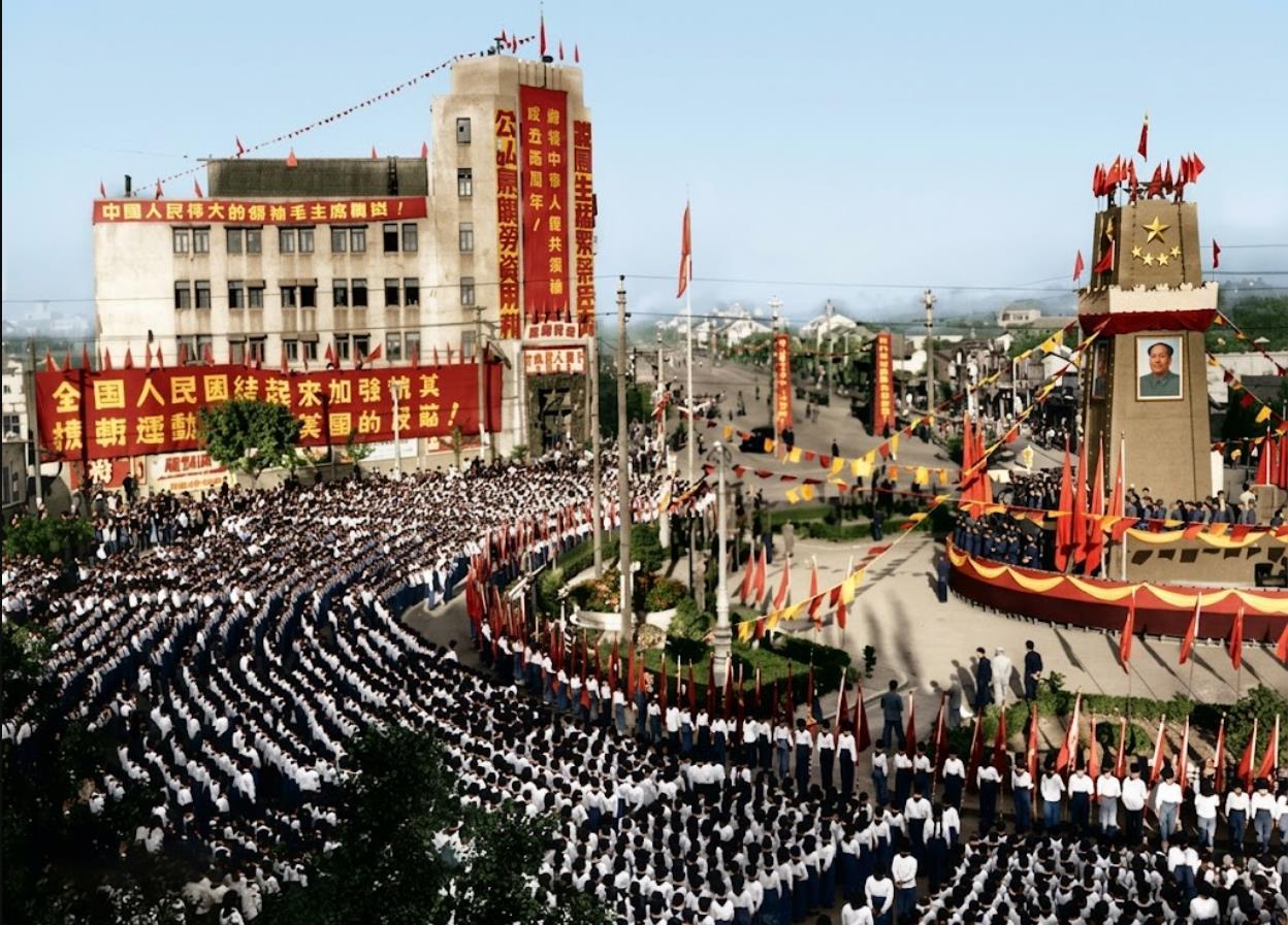 1951年，南京新街口广场，抗美援朝万人集会的俯拍。
广场上挤满了列队整齐的各界