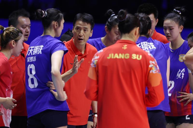 女排决赛江苏队3:0战胜山东队，这也是本届赛事不同组别女排冠军第二次归属江苏队。