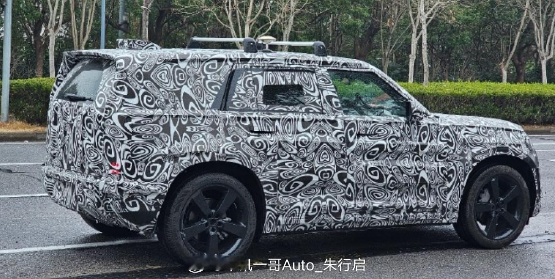全新纯电小卫士的谍照图被曝光新车估计会在年底发布整车看起来也是比较的长感觉尾部有