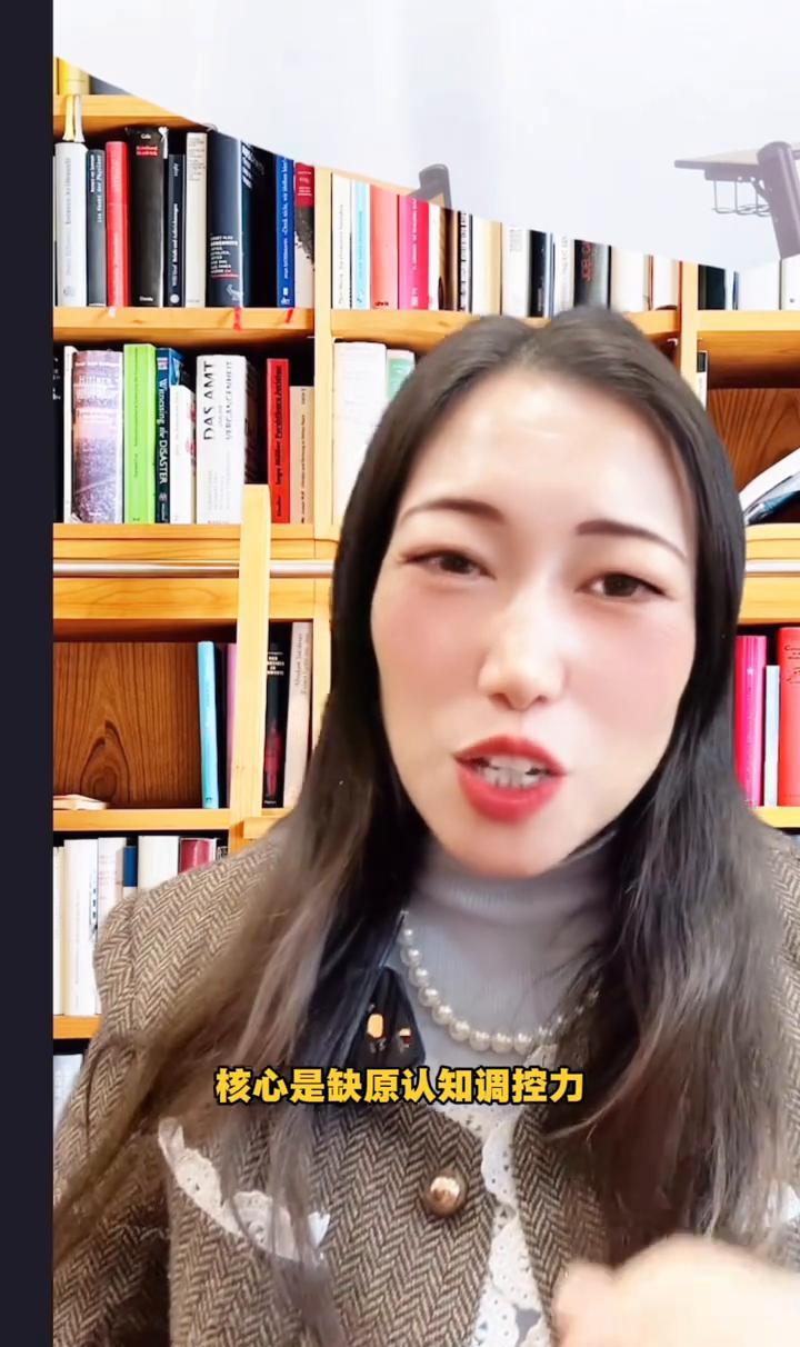 孩子一遇事就炸毛、满地打滚？
别急着吼回去，这不是脾气差，而是脑子里的“总开关”