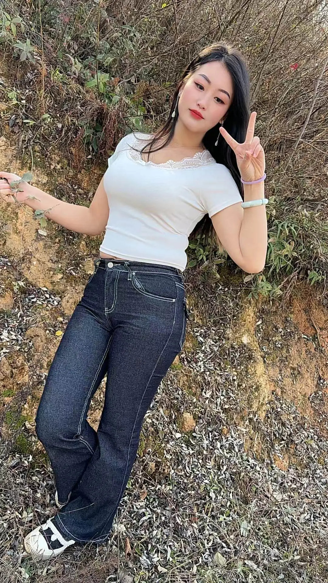 牛仔裤姐姐 白色上衣搭配牛仔裤 山里姑娘 戶外女孩