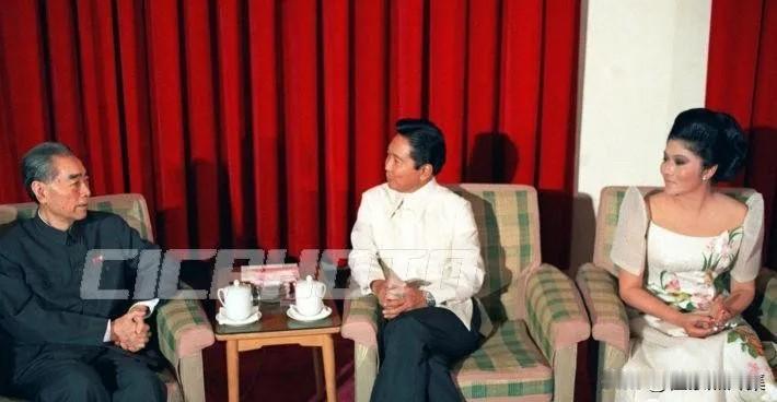1975年6月7日，周恩来总理在医院会见菲律宾总统马科斯和他的夫人。当马科斯称中