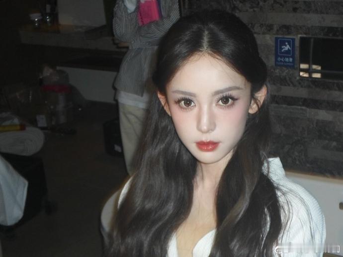娜扎完美诠释了古早晋江文女主的韵味，这组照片中她优雅而清冷，宛如高岭之花，令人心