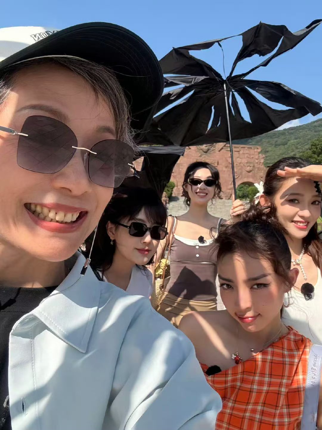 假期中的她们花果山辨真假假期中的她们来连云港啦花果山猴子可爱不？ ​​​