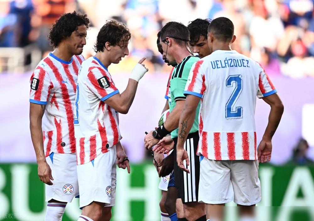 2026世界杯，裁判抢戏了。
一场1/8决赛，乌兹别克斯坦主裁坦塔舍夫的哨子，