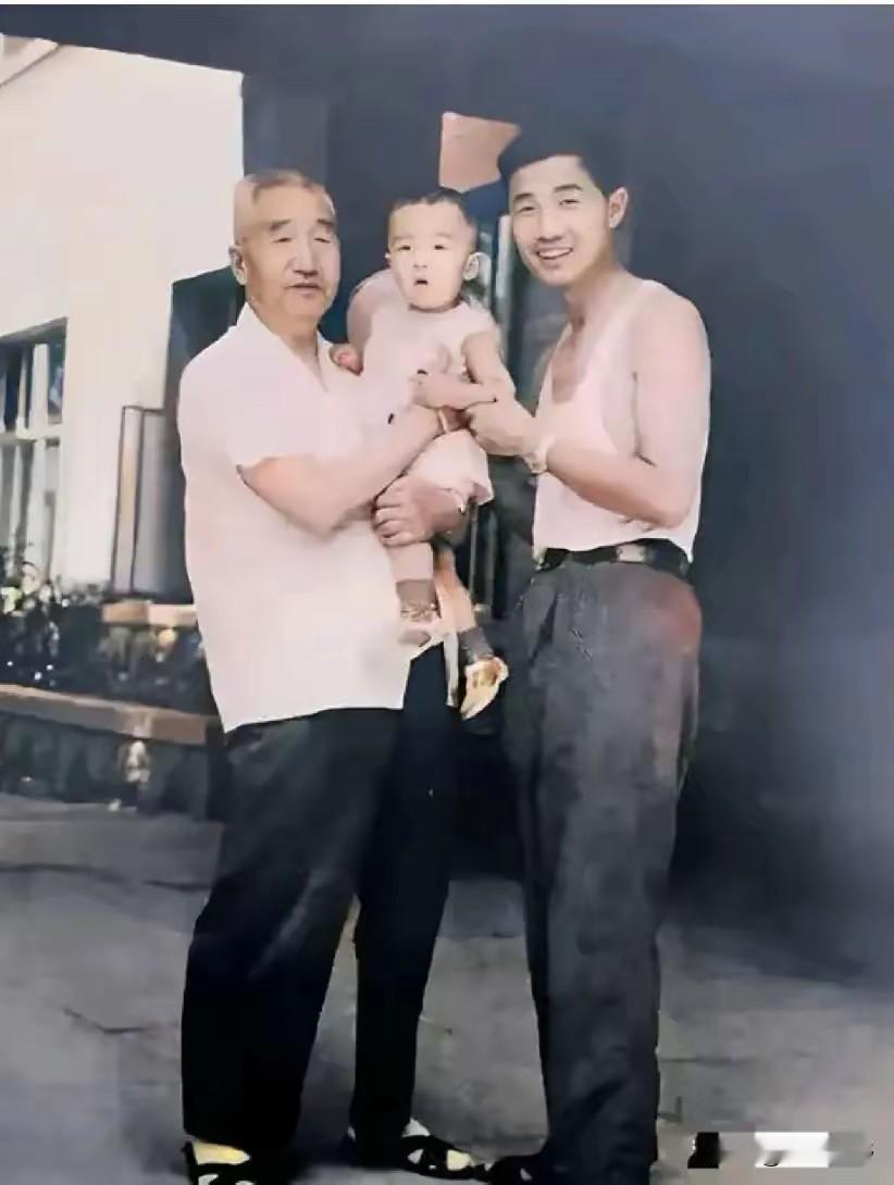徐向前元帅抱着孙子徐珞跟儿子徐小岩在家门口的一张照片，特别温馨幸福。徐帅的基因真