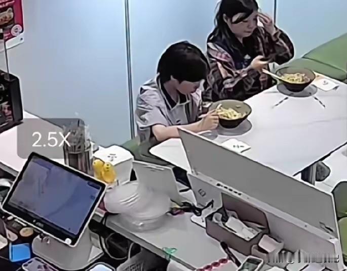 江苏盐城一女子带着孩子到一家凉皮店用餐，吃完后拍照取证，随后向商家申请退款，竟然