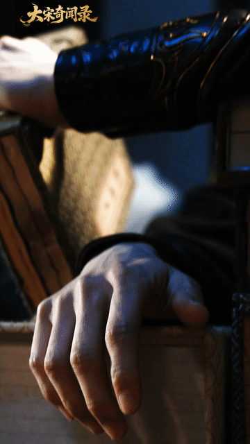 黄俊捷就这么用脸朝我杀过来黄俊捷这扮相绝啦！高束发冠搭配劲装，化身宋渊，冷冽气场