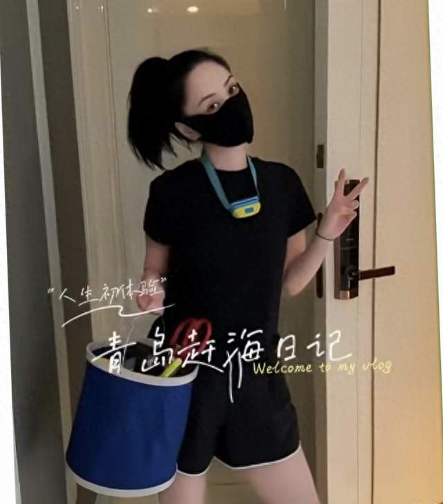 阿娇深夜赶海抓了又放，历尽千帆后的温柔治愈全网