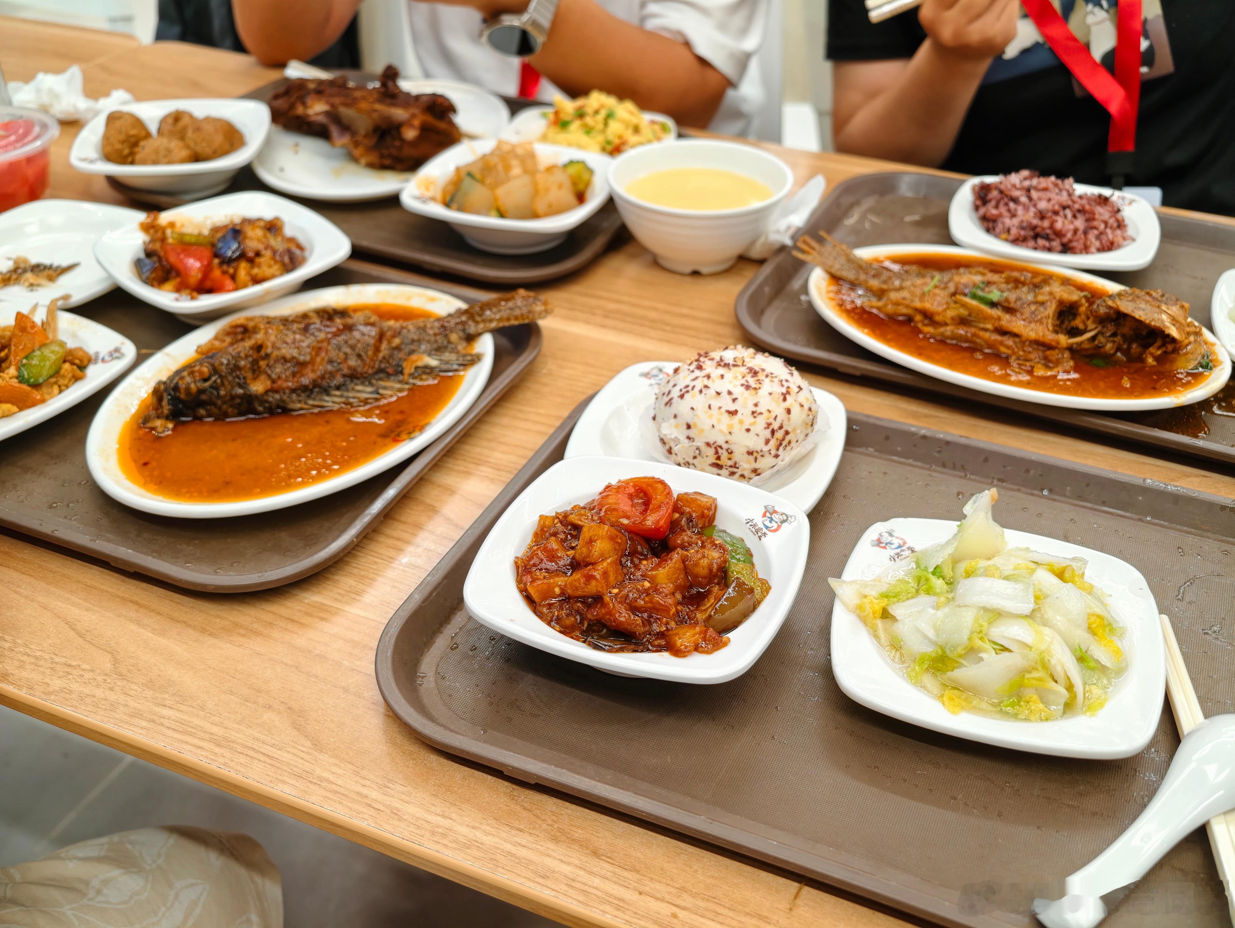 也是吃上小米食堂了！！别说这是真实惠啊，我这份加碗小米粥才10块