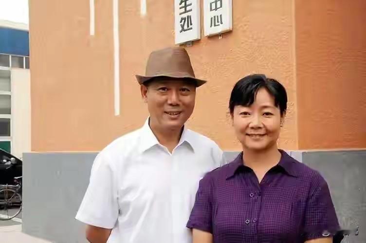 网上不少微头条说萨日娜的老公是潘军，然后配上了第一张图片，这张图片的男主应该是李