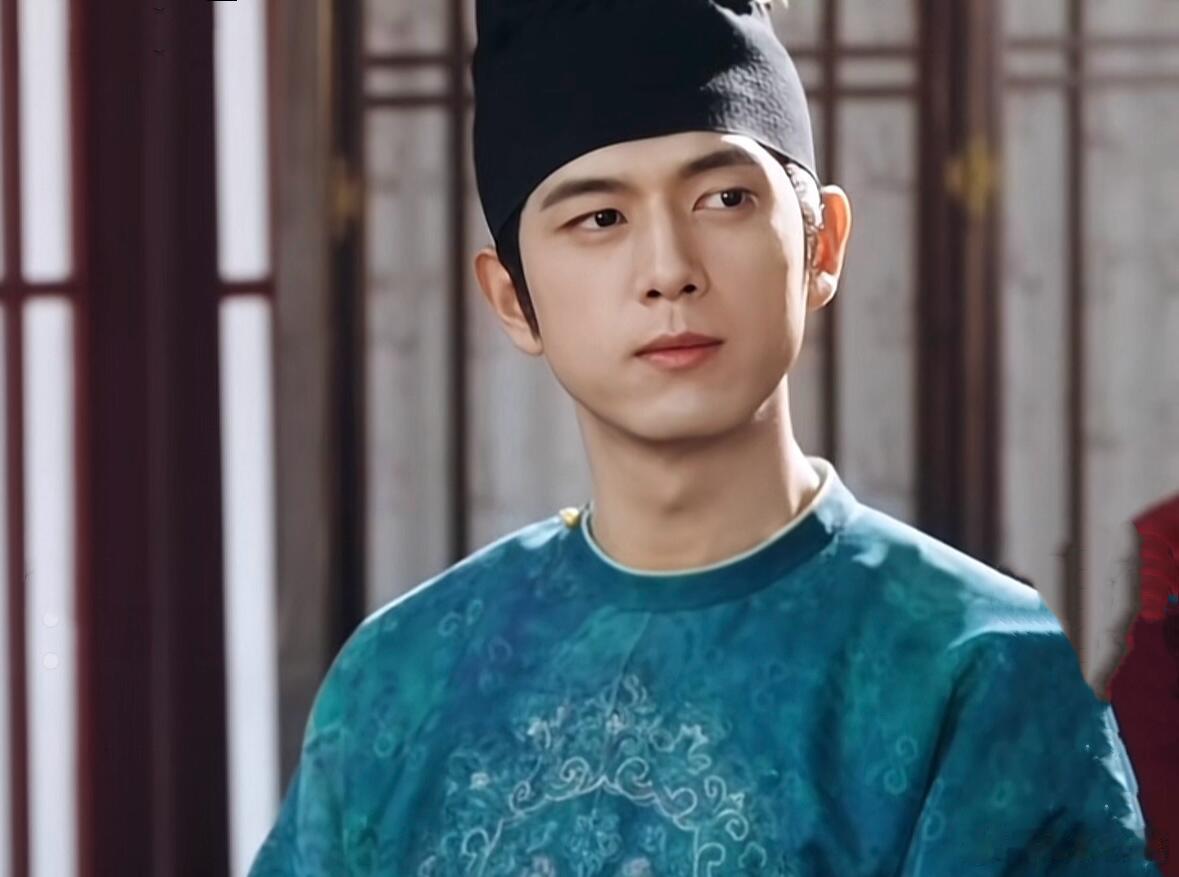 李现饰演的蒋长扬，宛如从古代画卷中走来的簪花郎君，一出场便惊艳众人。剧中的蒋长扬