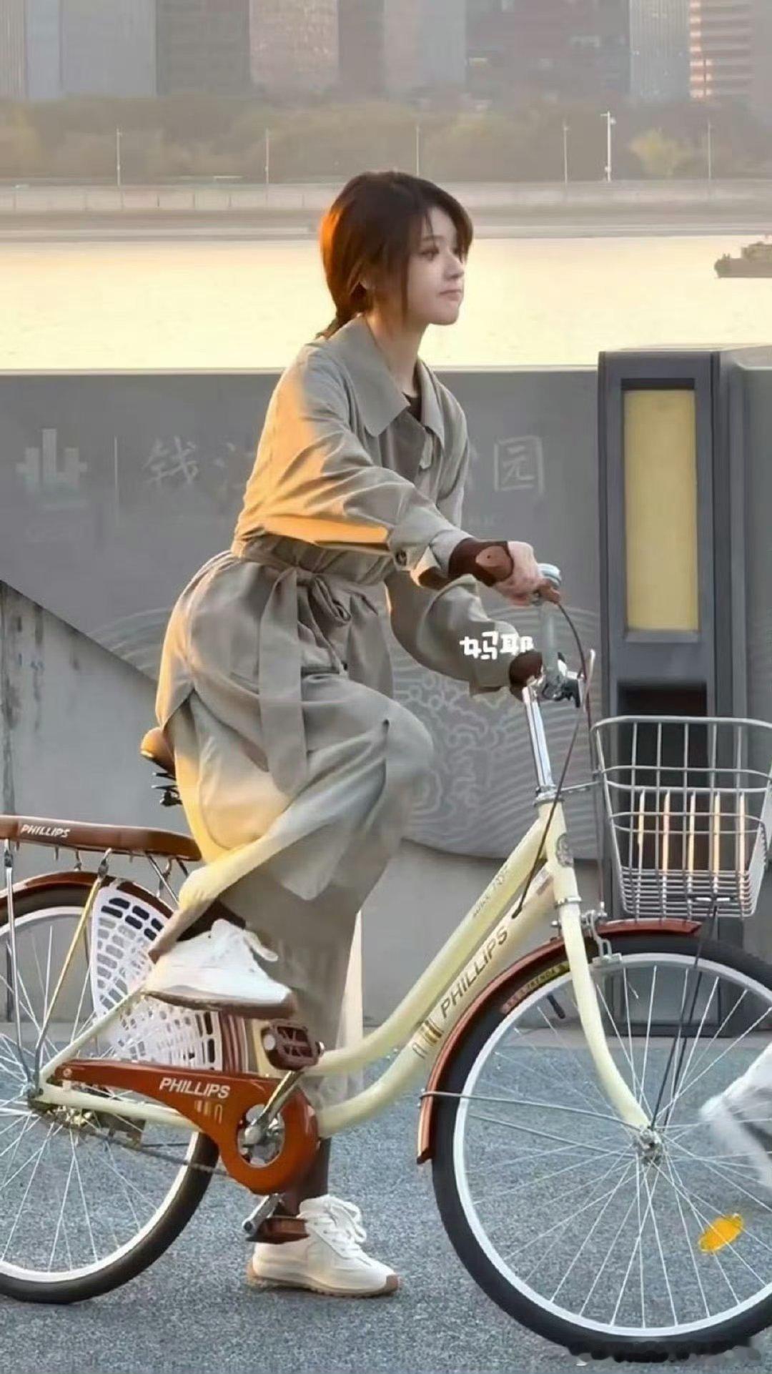 赵露思新剧依然是自己化妆 赵露思新剧开拍，勤劳girl上线！视频是补妆哦，化妆师