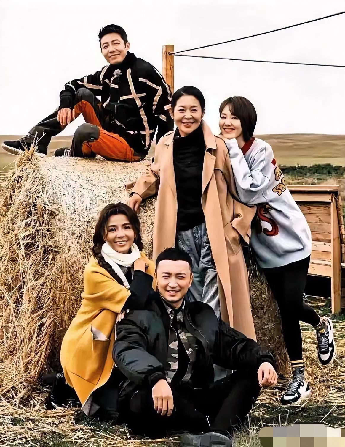 五位主持人，我认出了四位，右边最漂亮的那位美女是谁呢？